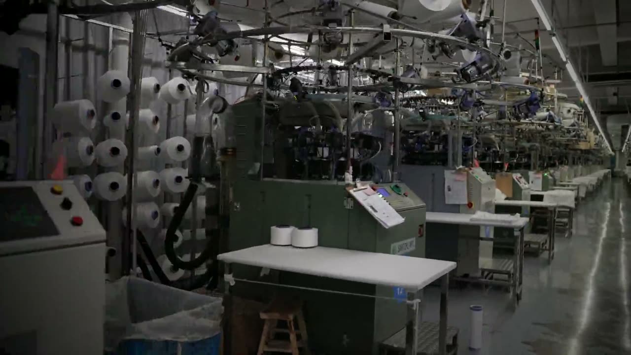 Circular knitting machines fed with white yarn on the knitting floor